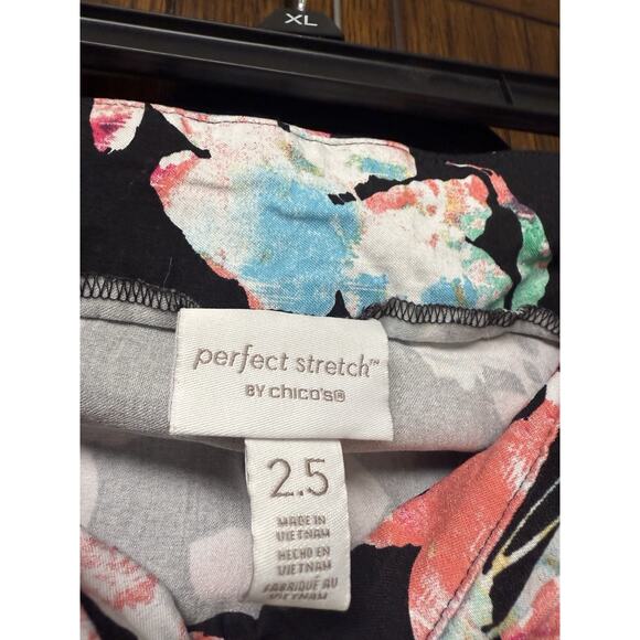 Chicos Perfect Stretch Ankle Pants Tropical Floral 2.5 - Picture 2 of 2